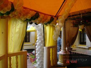 Декор шатров на свадьбу шарами оригинально 