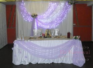 Декор на свадьбу в пурпурном цвете красиво 