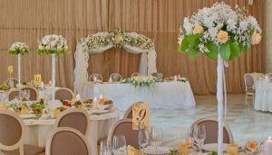 Украшение зала для свадеб цветами цены