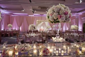 Оформление зала для свадеб цветами в Москве 