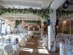 Декор зала к свадьбе цветами фото