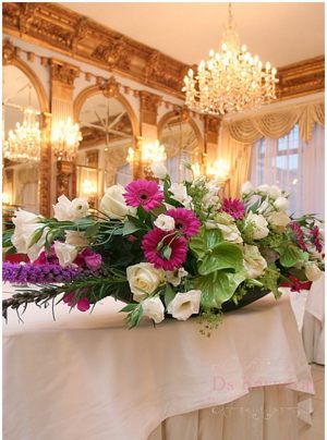 Оформление свадьбы большой композицией цветов недорого