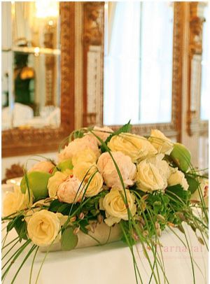 Украшение свадеб большой композицией цветов недорого