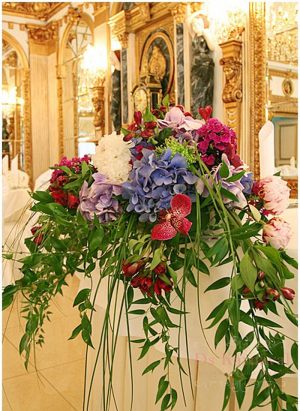 Декор свадьбы большой композицией цветов фото и цены 