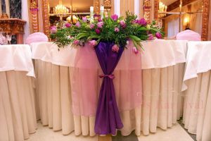 Украшение свадьбы большой композицией цветов красиво 
