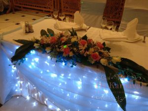 Украшение на свадьбу большой композицией цветов дешево