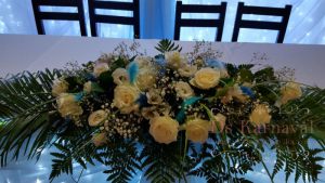Украшение свадьбы большой композицией цветов в Москве 