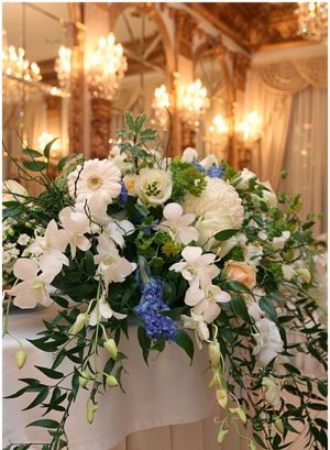 Оформление на свадьбу большой композицией цветов красиво 
