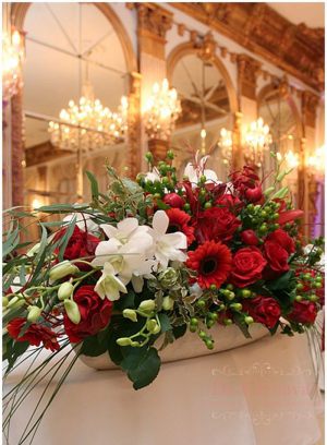 Украшение на свадьбу большой композицией цветов недорого в Москве 