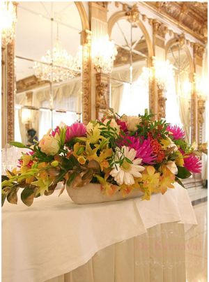 Украшение на свадьбу большой композицией цветов недорого цены 