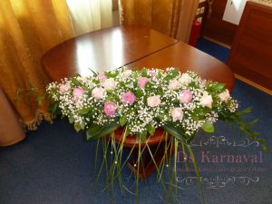 Украшение на свадьбу композицией из живых цветов недорого в Москве 
