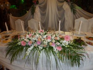 Оформление на свадьбу композицией из живых цветов в Москве 
