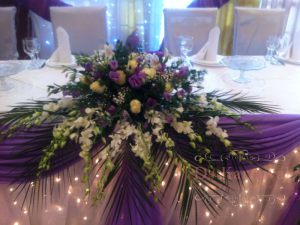 Оформление свадеб композицией из живых цветов красиво 