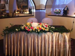 Оформление свадеб композицией из живых цветов дешево