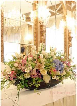 Украшение свадьбы средней композицией цветов недорого