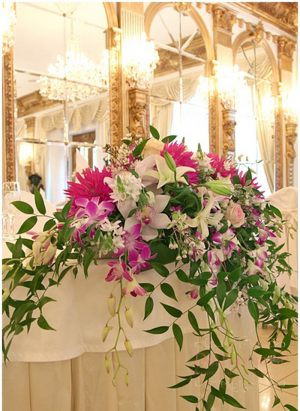 Украшение свадеб средней композицией цветов дешево