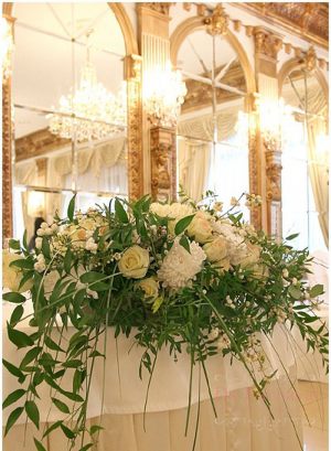 Декор свадьбы средней композицией цветов недорого