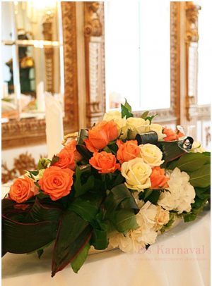 Украшение на свадьбу средней композицией цветов в Москве 
