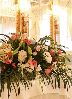 Украшение свадеб средней композицией цветов красиво 