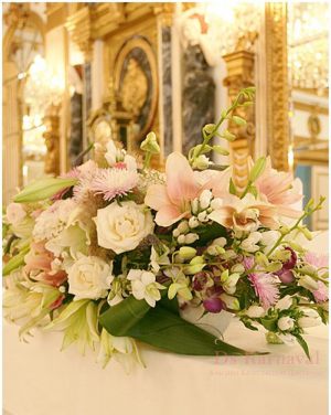 Декор свадьбы средней композицией цветов оригинально 