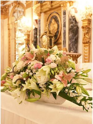 Оформление на свадьбу средней композицией цветов красиво 