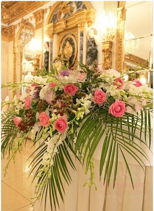 Оформление свадьбы средней композицией цветов в Москве 
