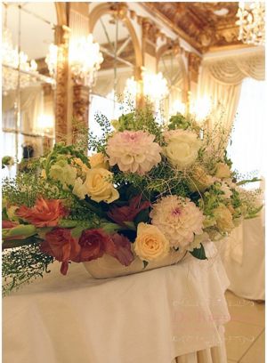 Декор свадеб средней композицией цветов дешево