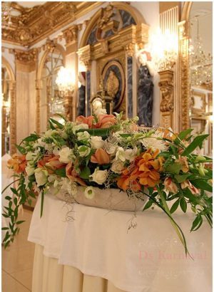 Украшение свадеб средней композицией цветов недорого в Москве 
