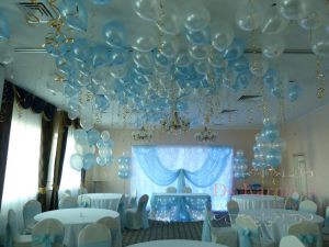 Украшение на свадьбу банкетного зала шарами в Москве 