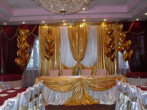 Украшение зала на свадьбу тканью оригинально 